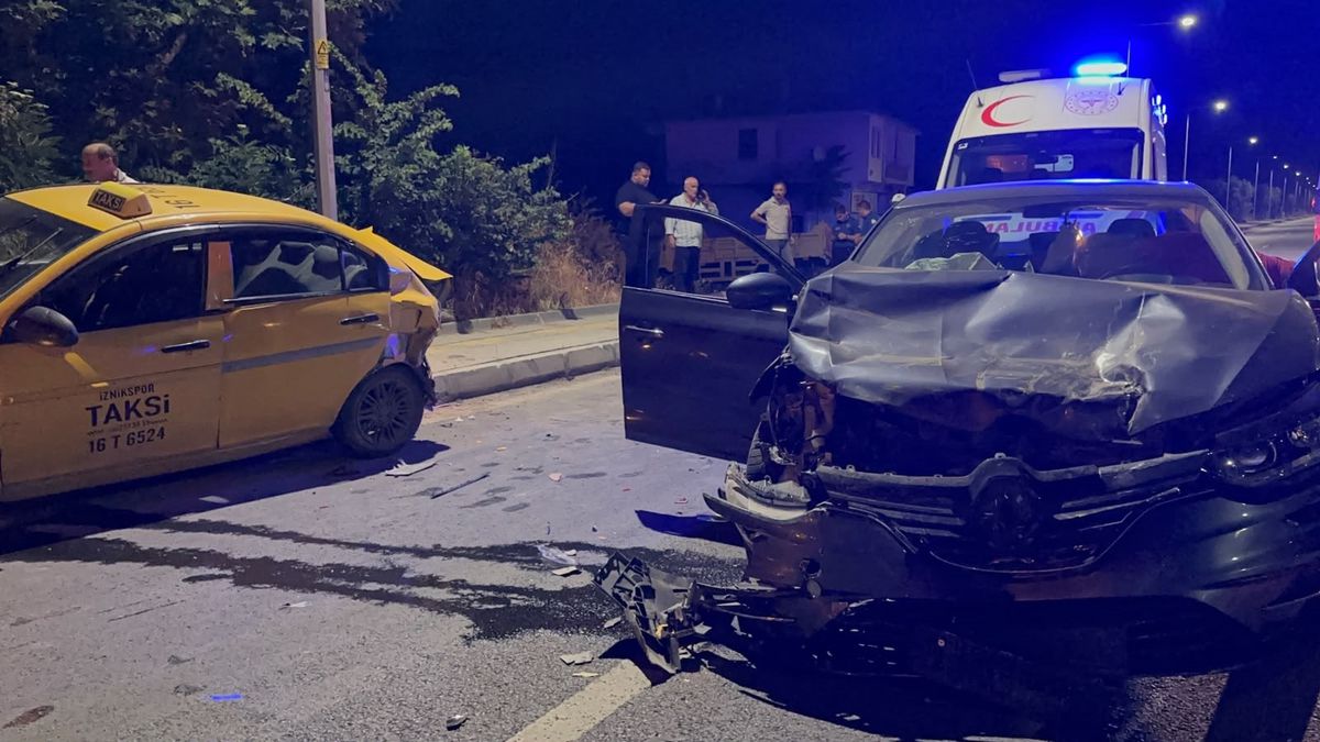 Alkollü Sürücünün Kullandığı Otomobil Taksiye Çarptı: 1 Yaralı