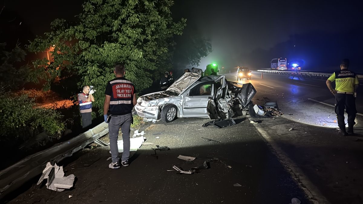 Anadolu Otoyolu'nda meydana gelen trafik kazasında tırın otomobile çarpması sonucu oluşan hasar.