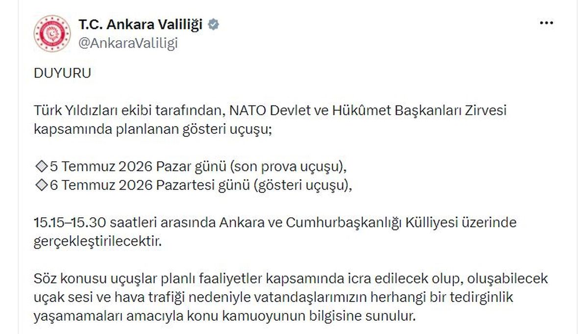 Türk Yıldızları akrobasi timinin gösteri uçağı havada.