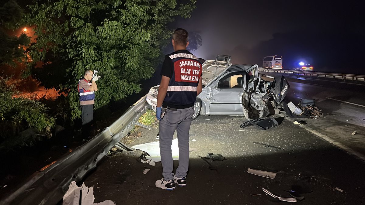 TEM Otoyolu'nda TIR'ın otomobile çarptığı kaza yerinden genel görünüm