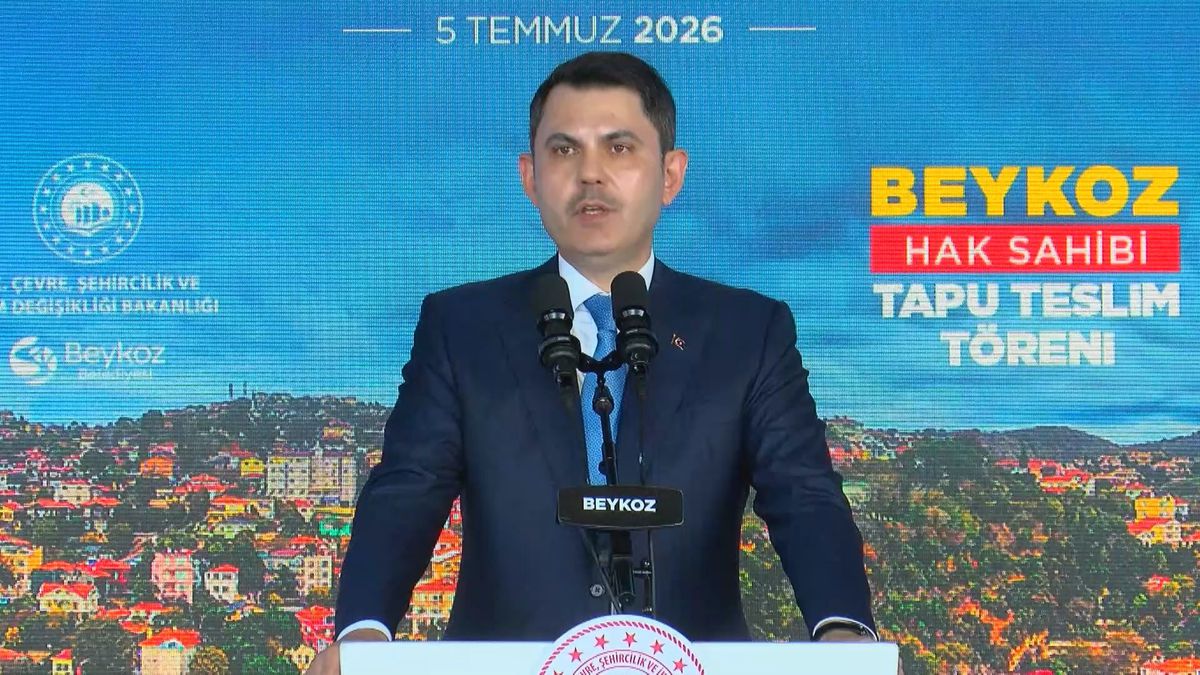 Çevre, Şehircilik ve İklim Değişikliği Bakanı Murat Kurum, Beykoz'da düzenlenen tapu dağıtım töreninde konuşma yapıyor.