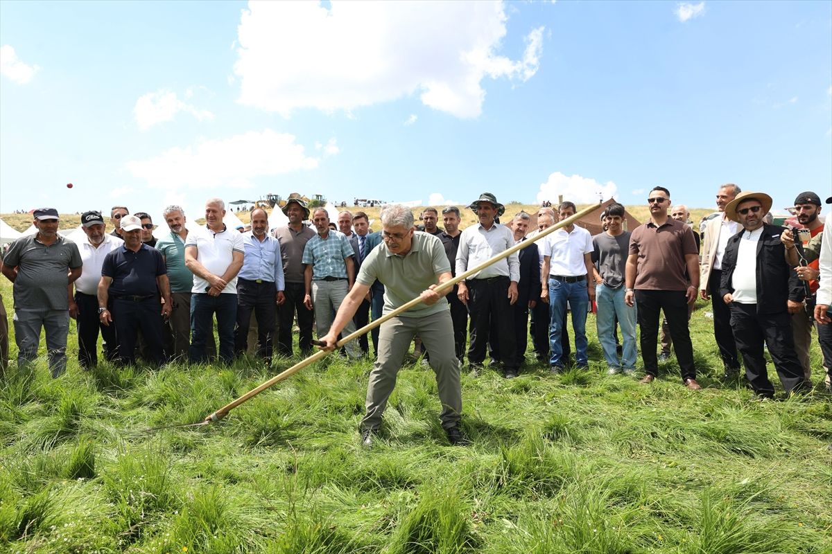 Bingöl Valisi Cahit Çelik Çotla Festivali'nde at binip tırpanla ot bitçi