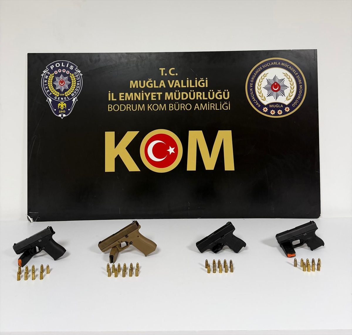 Bodrum'da çantalarında ruhsatsız silah ele geçirilen 4 kişi gözaltına alındı