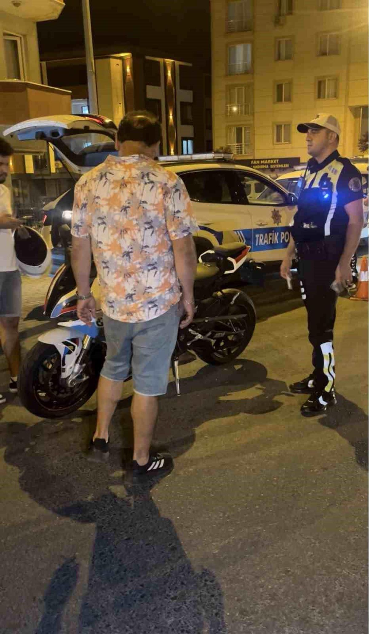 Tekirdağ Çorlu'da polis tarafından durdurulan akrobatik motosiklet sürücüsü ve trafik ekipleri.