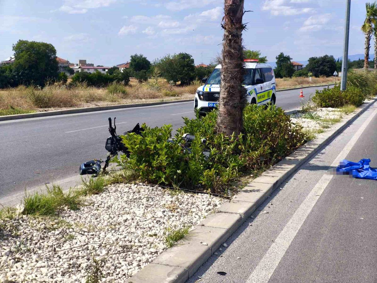 Pamukkale'de motosikletin ağaca çarptığı kaza yeri