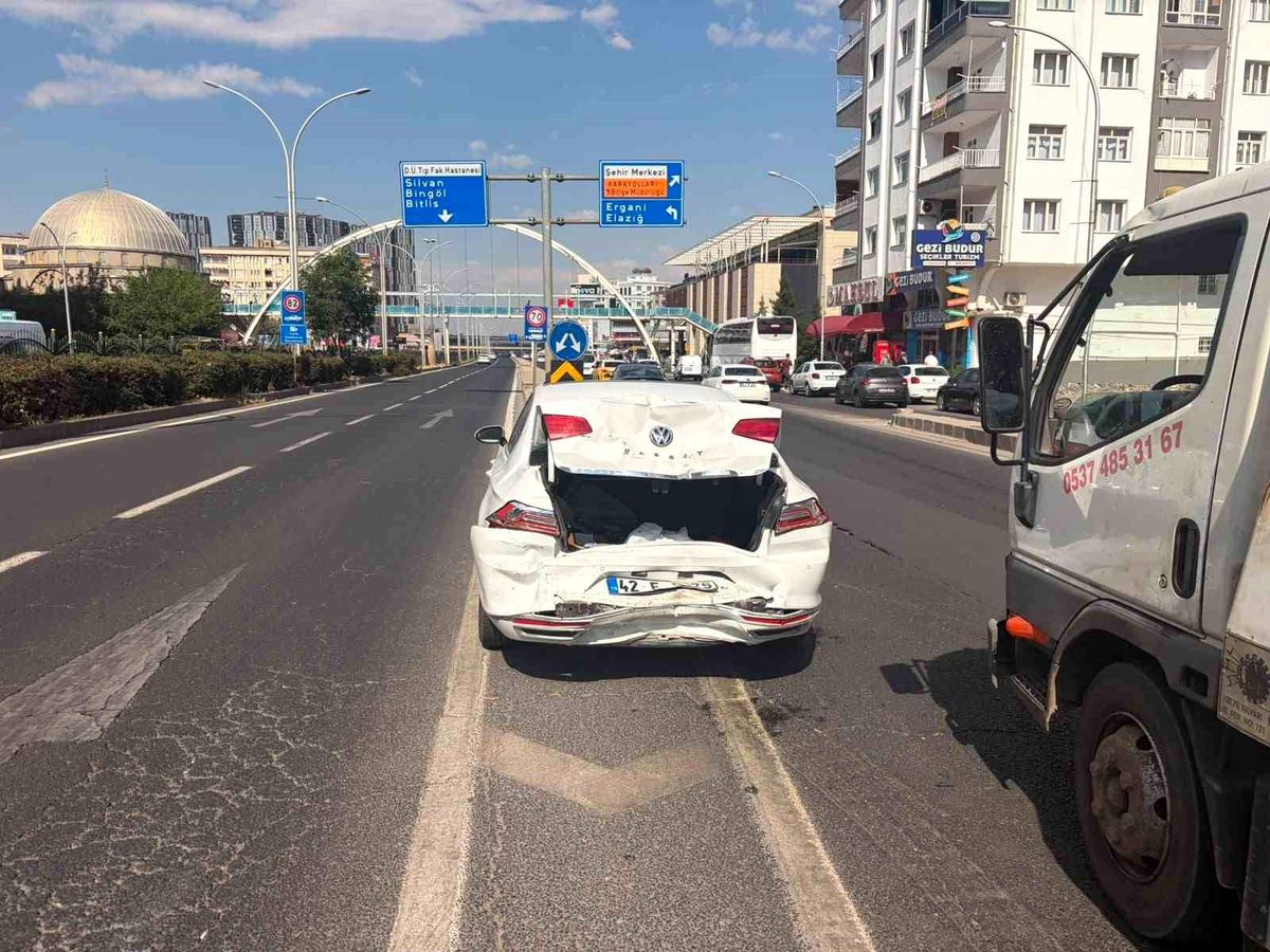 Diyarbakır-Şanlıurfa kara yolunda meydana gelen trafik kazası sonrası olay yeri.