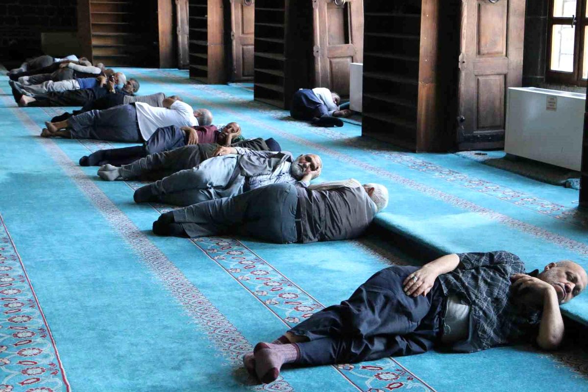 Diyarbakır'da turistler sıcak havadan korunmak için camilere sığındı