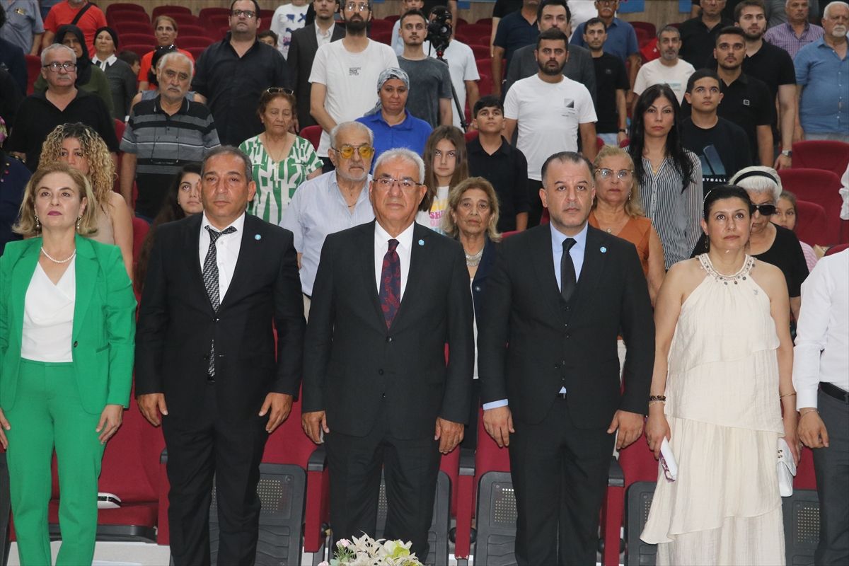DSP Genel Başkanı Önder Aksakal konuşma yaparken