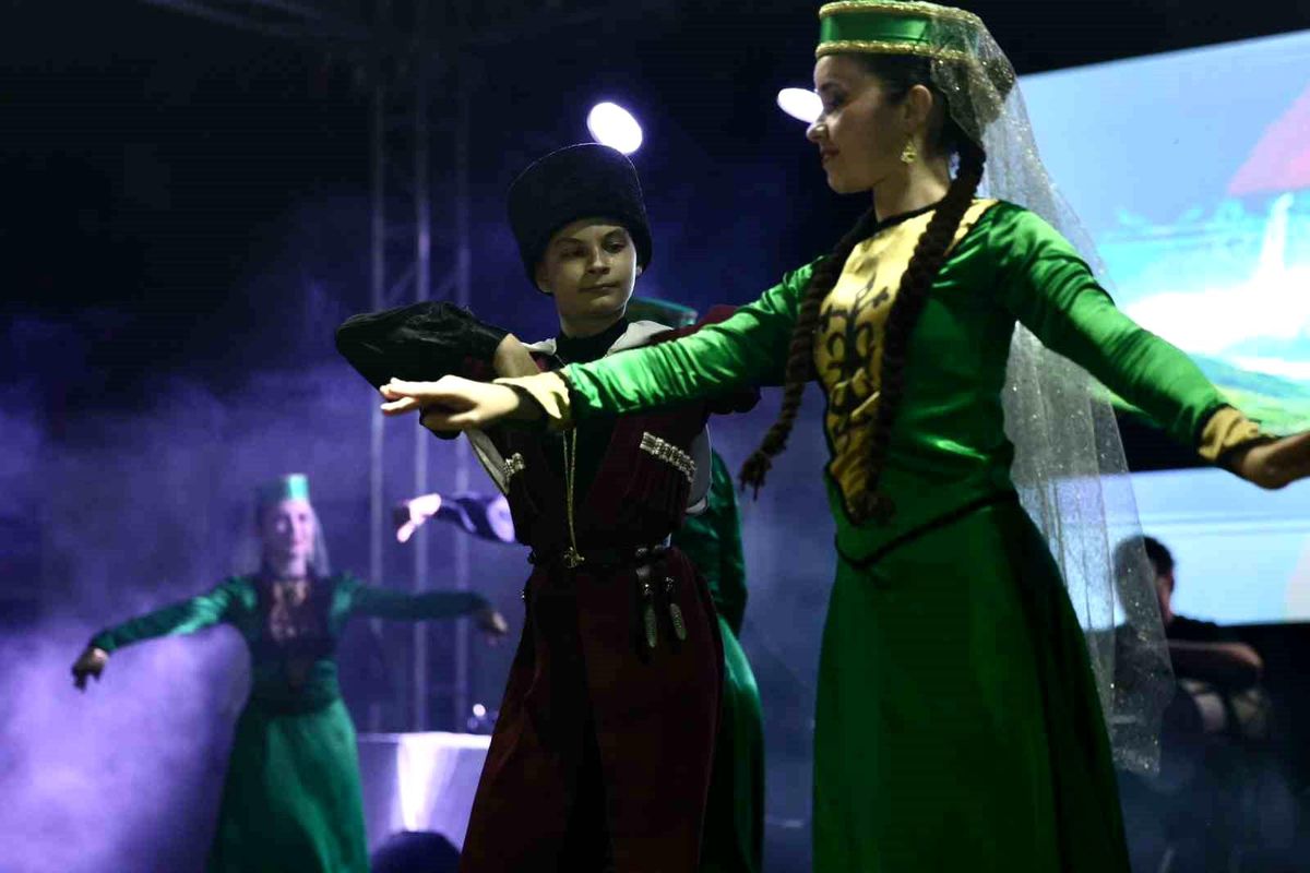 Düzce'de düzenlenen Adige Kültür Gecesi'nde sahne alan dansçılar
