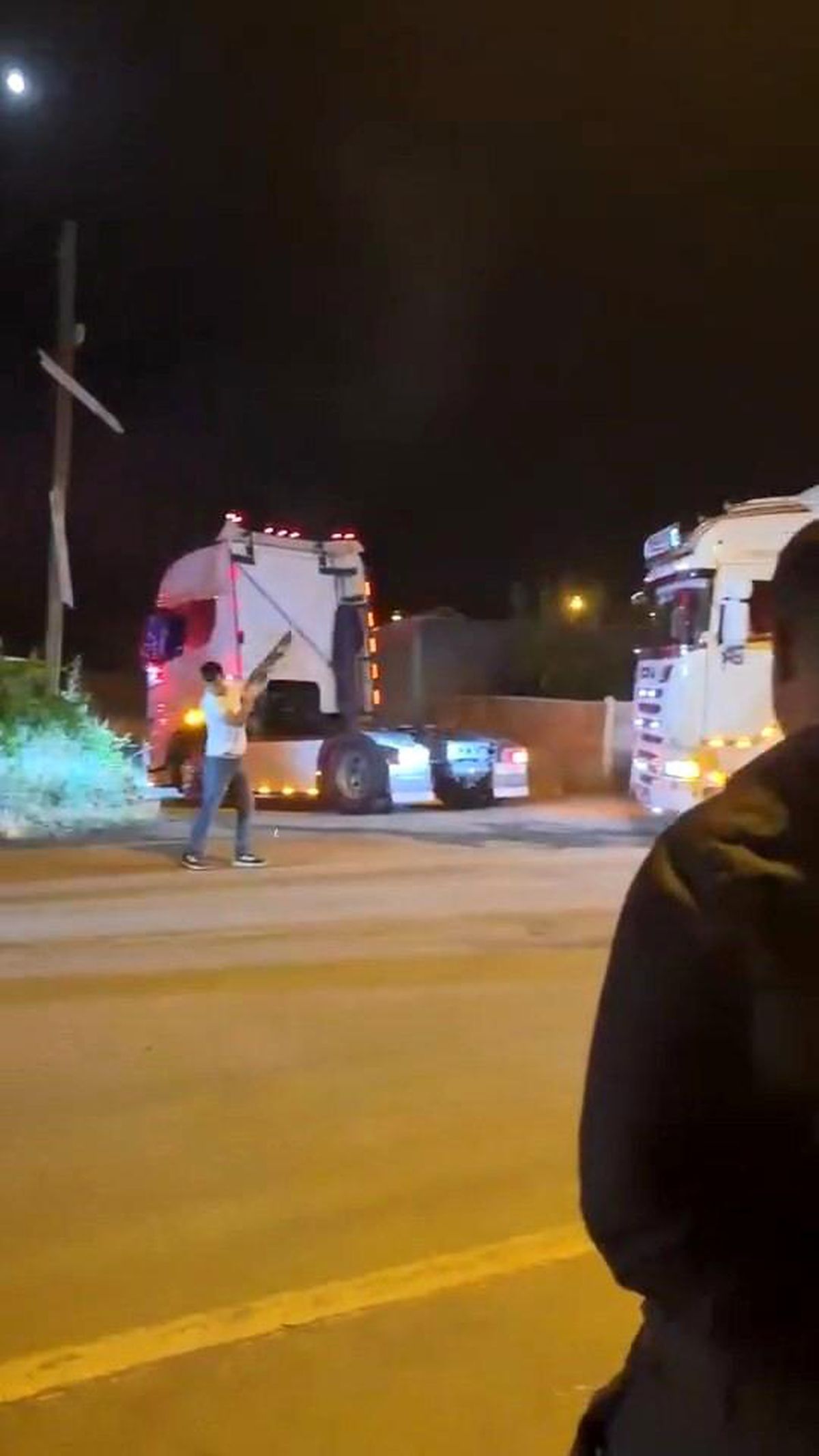 Elazığ'da düğün konvoyunda pompalı tüfekle havaya ateş açan şahıs kamerada