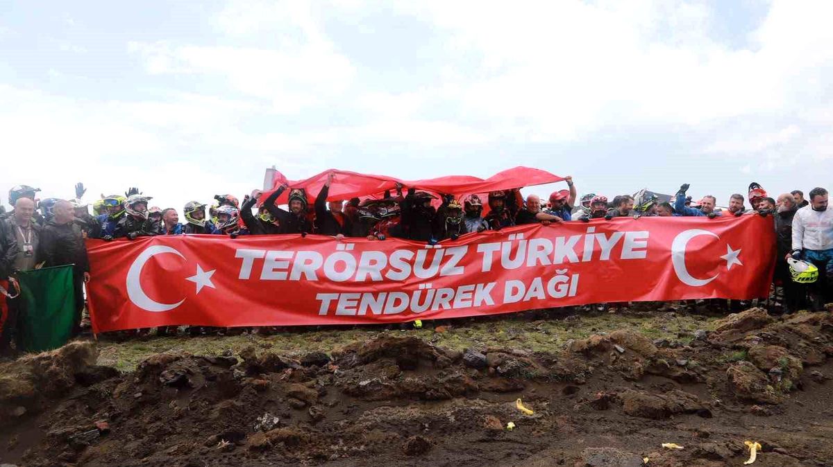 Enduro şampiyonasının finali Tendürek'te 'Terörsüz Türkiye' pankartıyla başladı