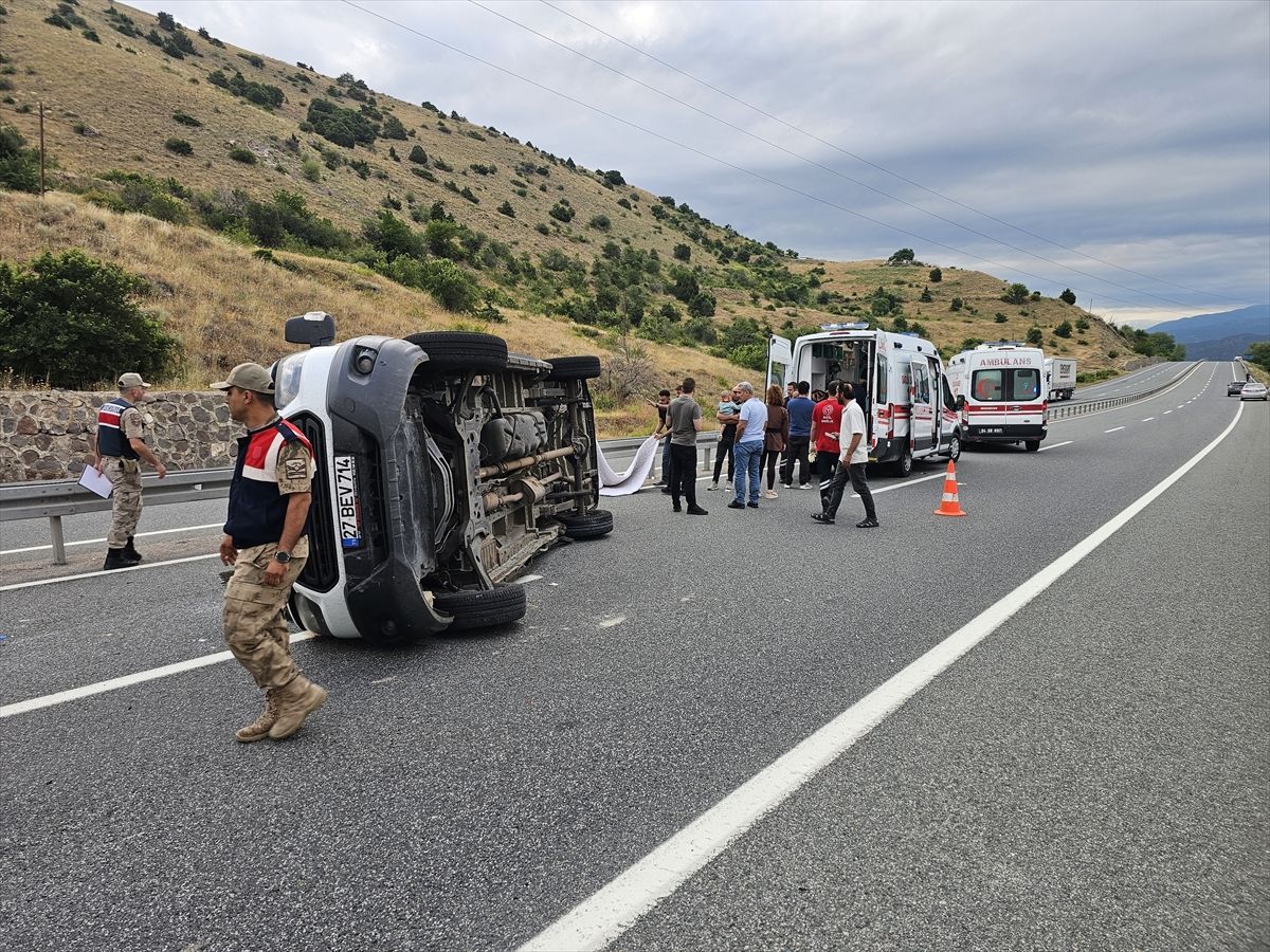 Erzincan'da devrilen minibüsteki 16 kişi yaralandı