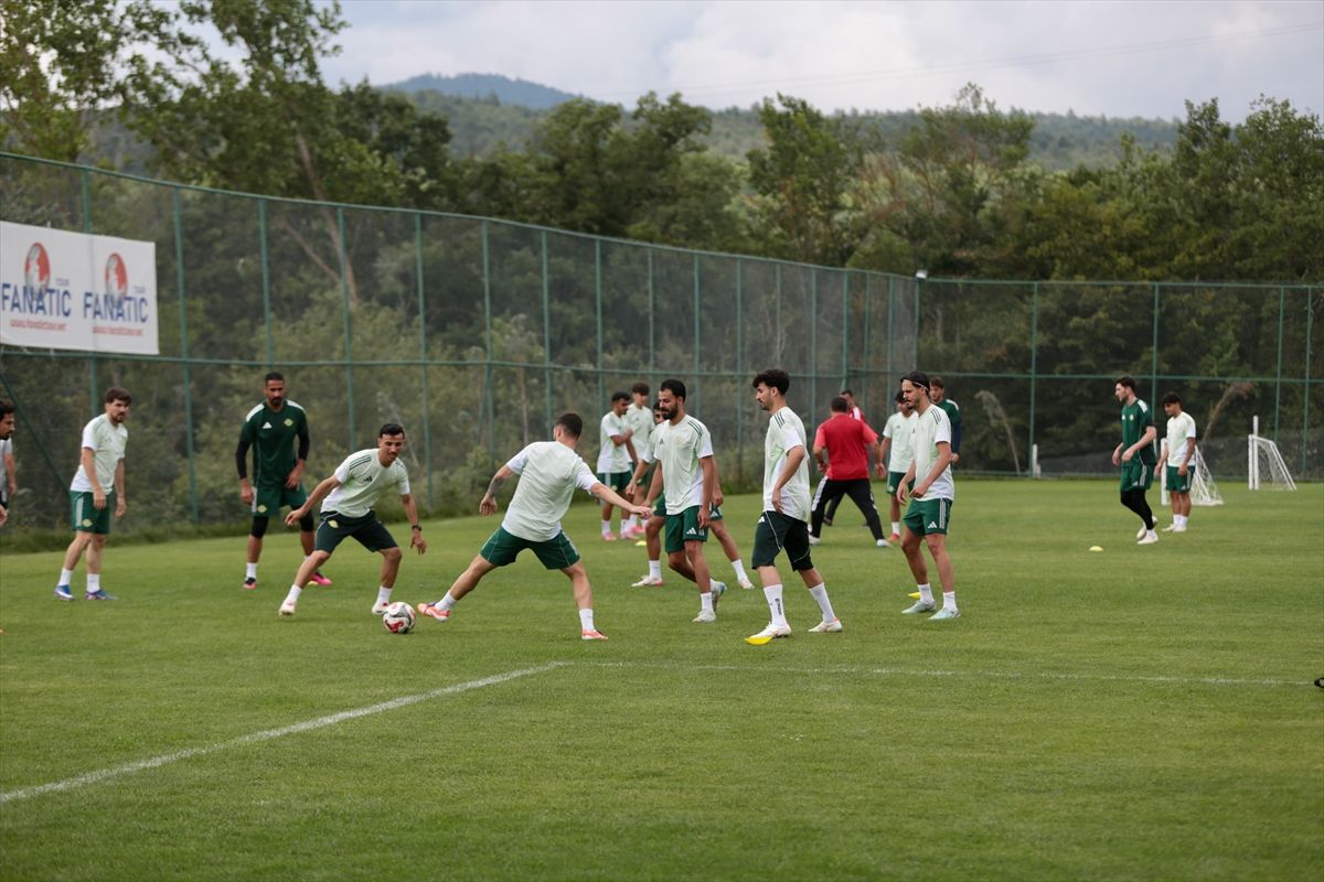 Esenler Erokspor futbol takımı Bolu'da kamp yapıyor.