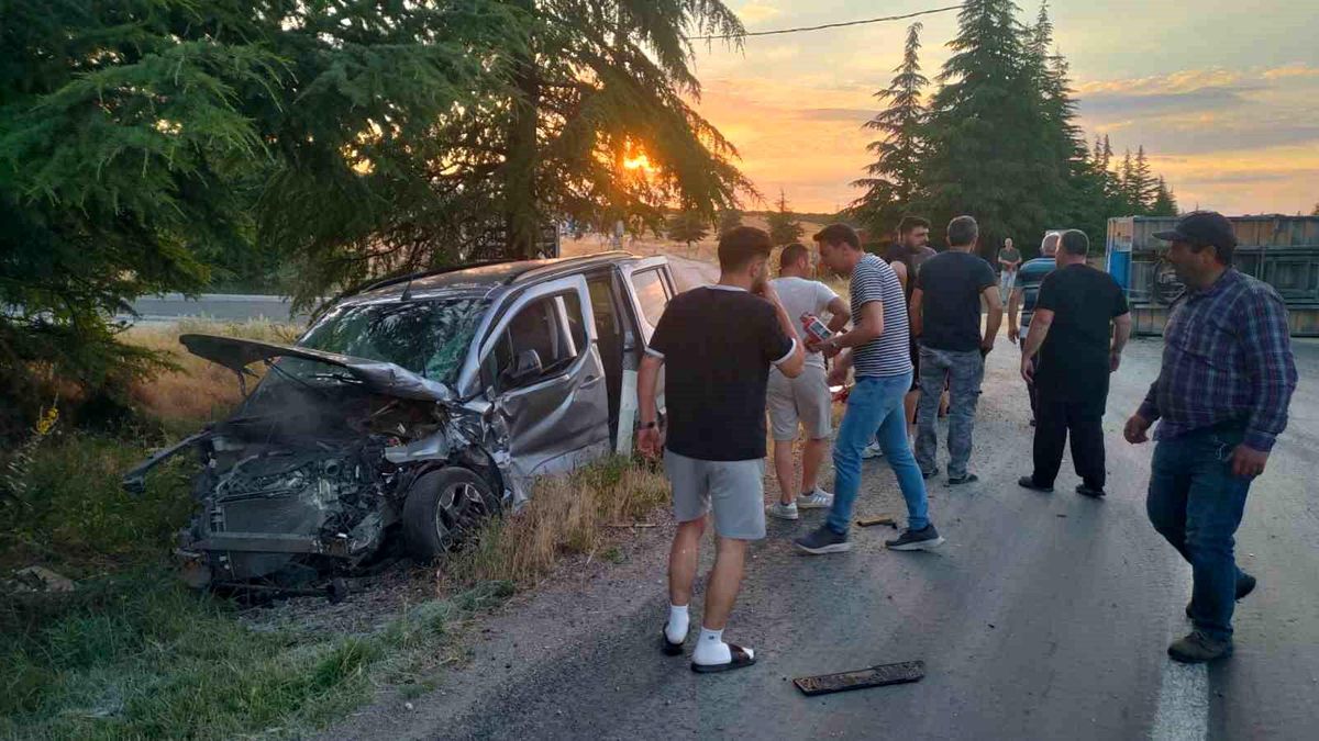 Eskişehir'de hafif ticari araç ve traktörün karıştığı trafik kazası sonrası olay yeri.