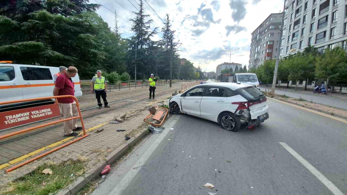 Eskişehir'de trafik kazası: Anne ve 4 yaşındaki kızı yaralandı