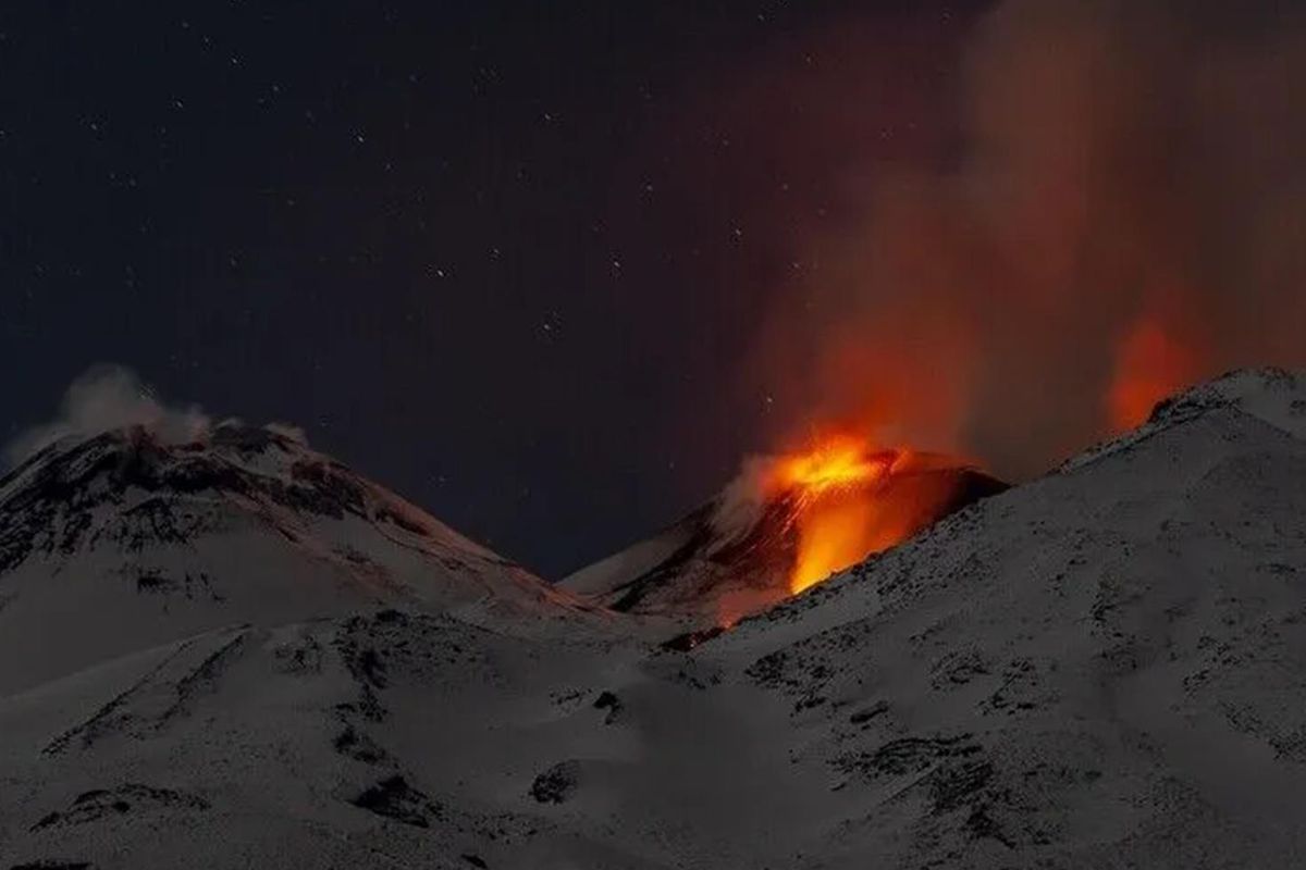İtalya'da Etna Yanardağı yeniden güçlü şekilde kül püskürttü