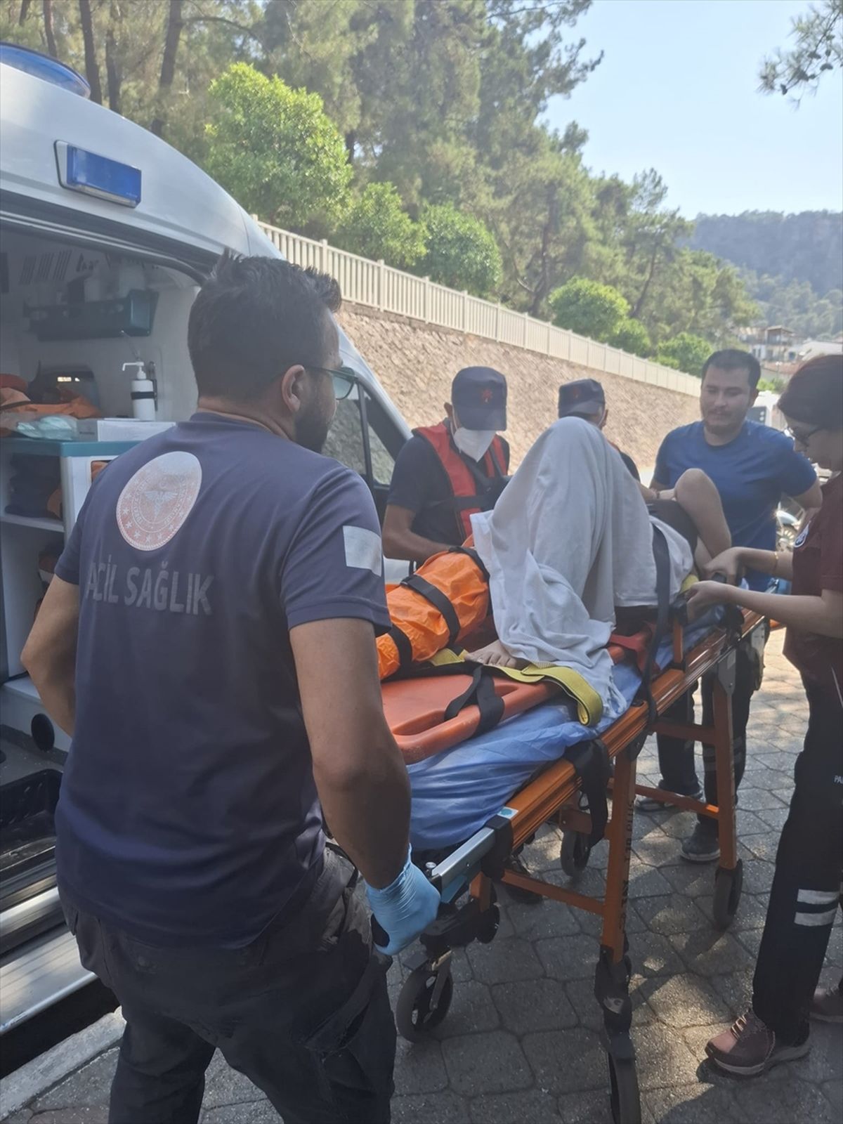 Fethiye açıklarında gezi teknesinde yaralanan kişiye tıbbi tahliye