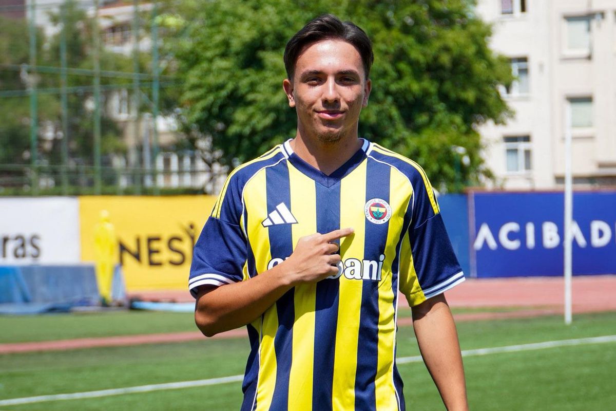 Fenerbahçe logosu ve Galatasaray logosunun yanında genç bir futbolcu silüeti.