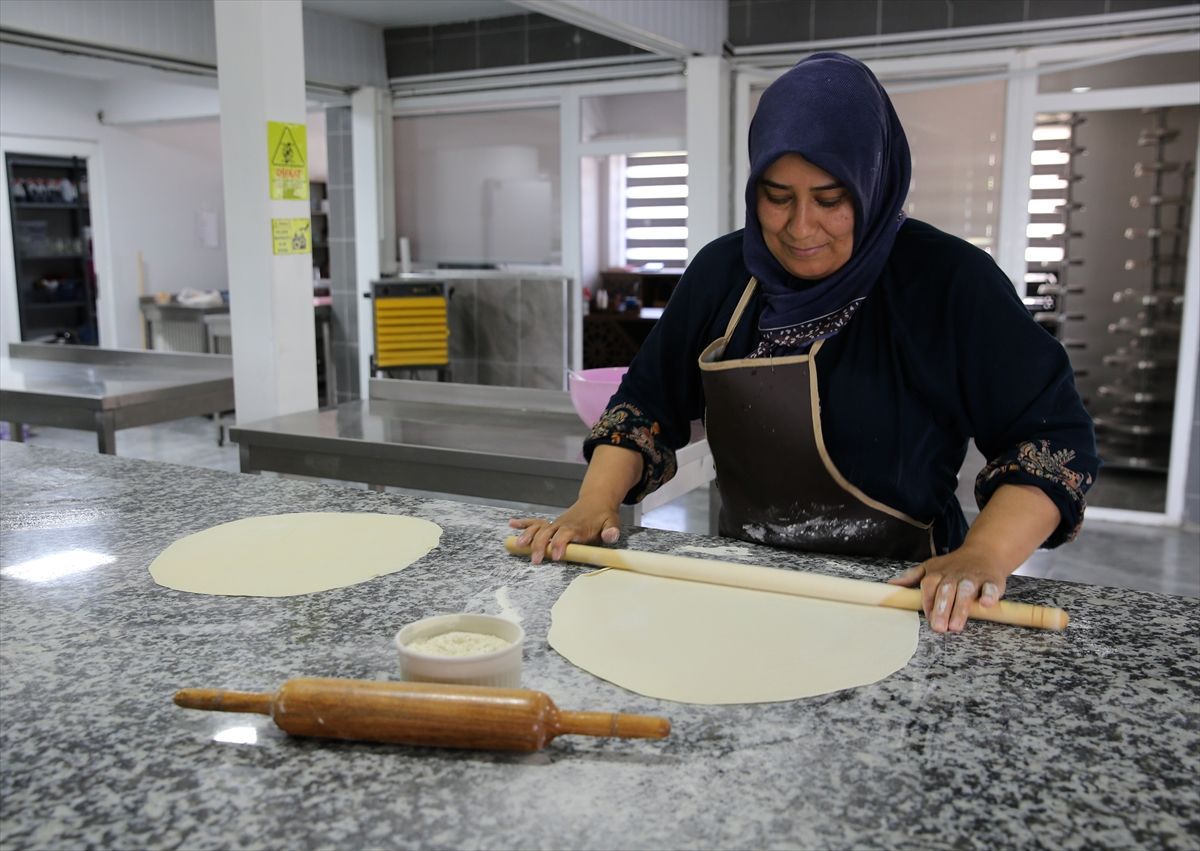 Güçlerini birleştirerek kooperatif kuran kadınlar yaklaşık 30 yöresel ürünü sofralara ulaştırıyor