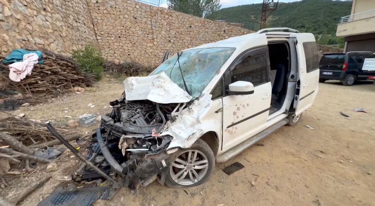Şemdinli'de meydana gelen trafik kazasında yaralananlara müdahale eden sağlık ekipleri.