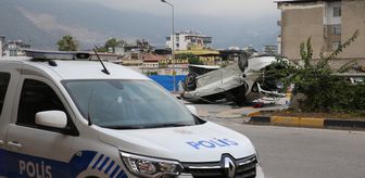 Hatay'da devrilen otomobildeki 2 kişi hayatını kaybetti, 3 kişi yaralandı