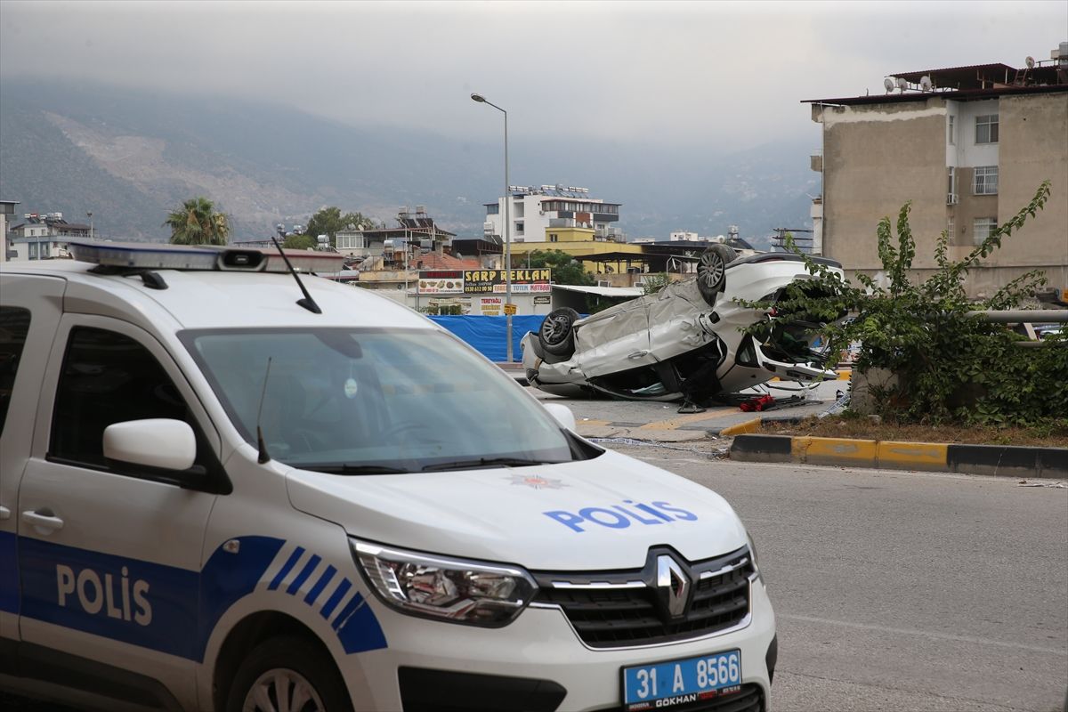 Hatay'da devrilen otomobildeki 2 kişi hayatını kaybetti, 3 kişi yaralandı