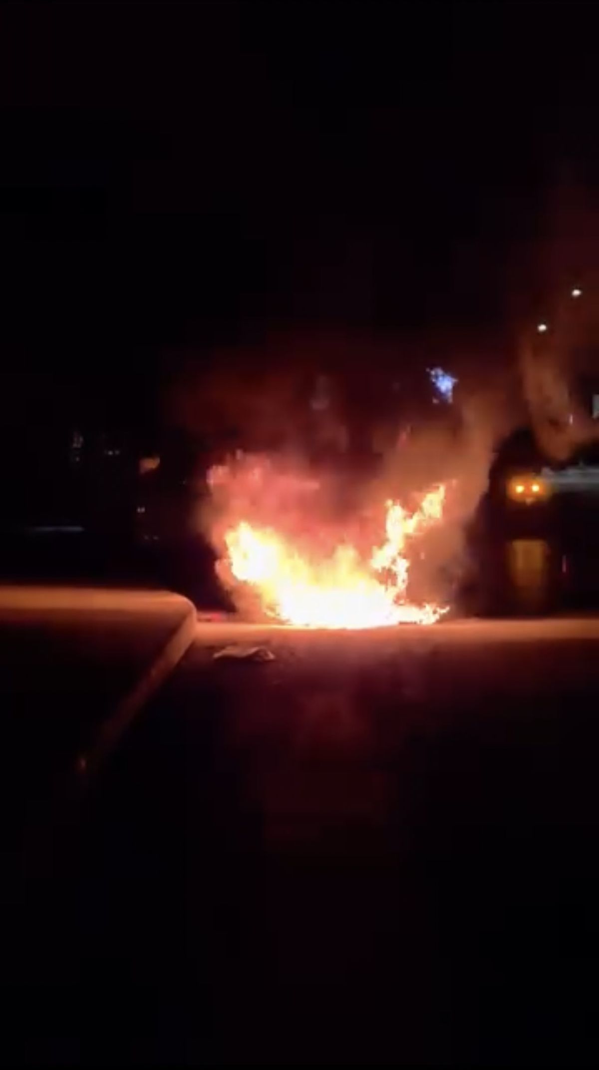 Kağıthane'de seyir halindeki otomobil alev alev yandı