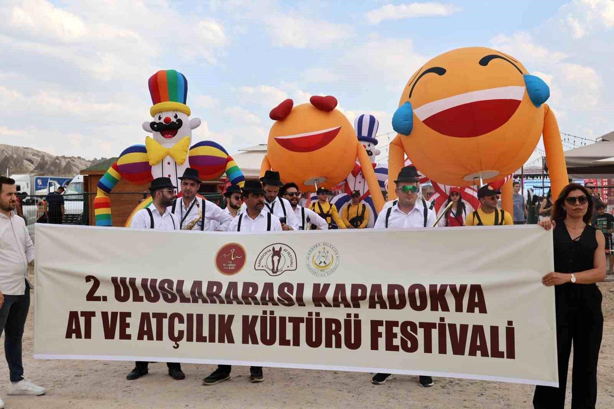 Kapadokya'da güzellikleriyle büyüleyen atlar podyuma çıktı