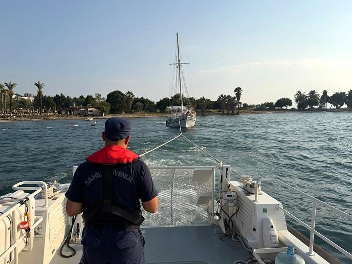 Karaya oturan gezi teknesindeki 9 kişi kurtarıldı