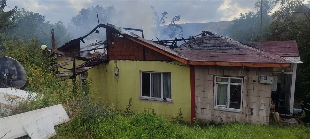 Kastamonu'da çıkan yangında evde hasar oluştu