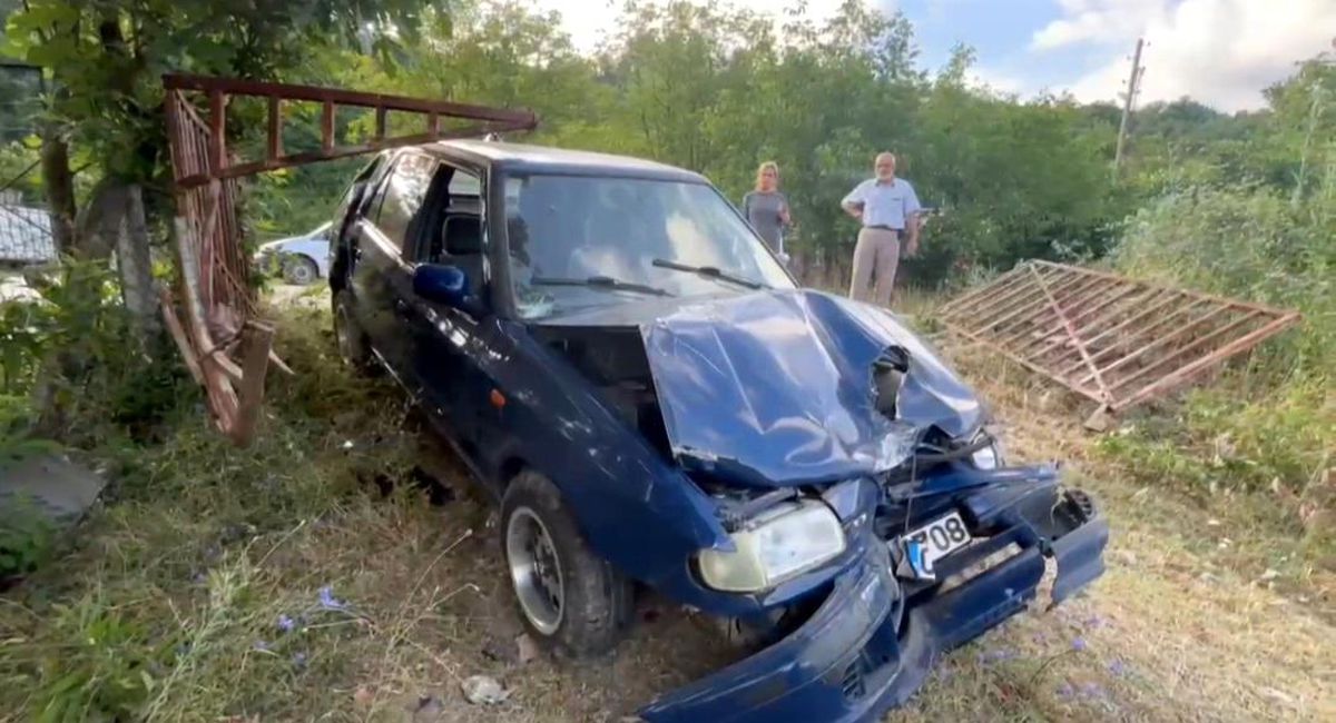Bartın'ın Ulus ilçesinde kaza yapan sürücü aracını bırakıp evine gidip uyudu.