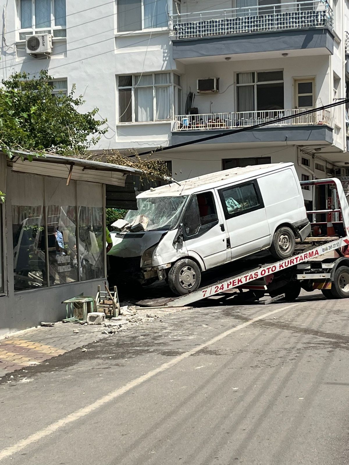Kadirli'de Minibüs Kıraathaneye Daldı: 1 Ölü, 3 Yaralı