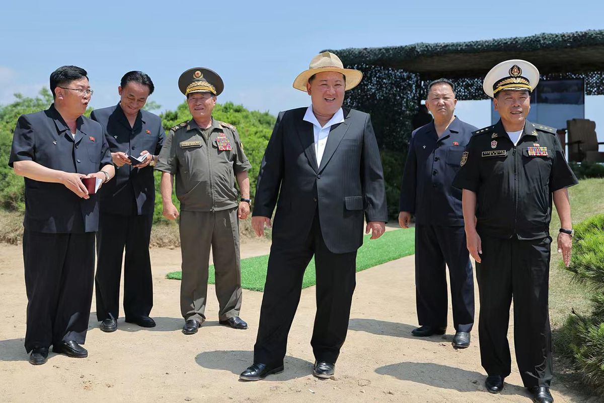 Kim, 5 bin tonluk destroyerdeki silahların testini izledi