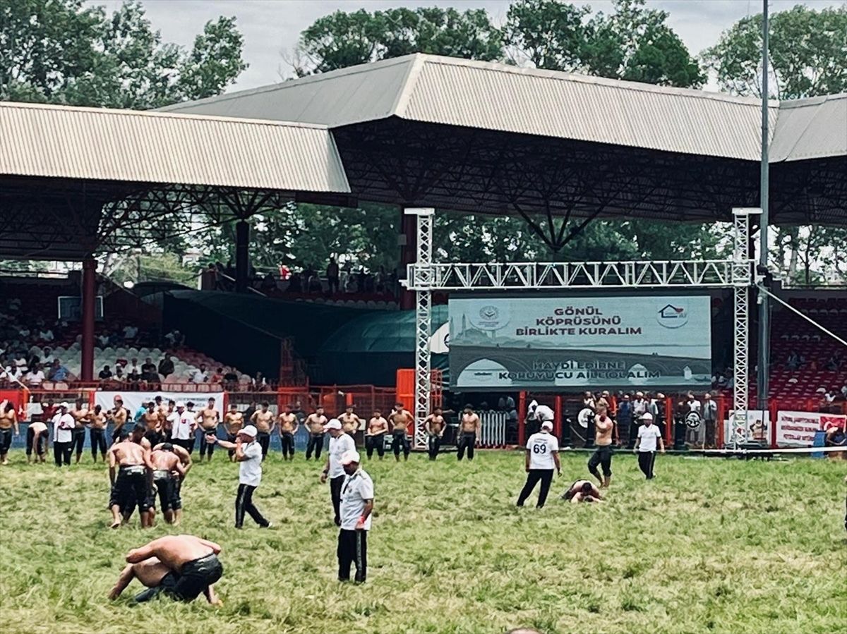 Tarihi Kırkpınar Yağlı Güreşleri'nde Sarayiçi Er Meydanı'nda bulunan dijital ekranlar.