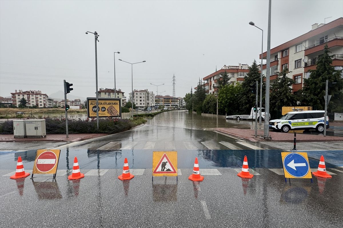 Konya'da sağanak hayatı olumsuz etkiledi