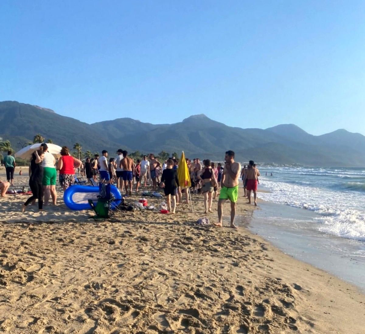 Kuşadası'nda dalgaların neden olduğu olayda kurtarılan bir kişi.