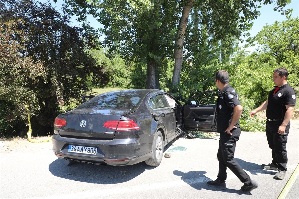 Malatya'nın Darende ilçesinde meydana gelen trafik kazasında bir otomobil ağaca çarptı.