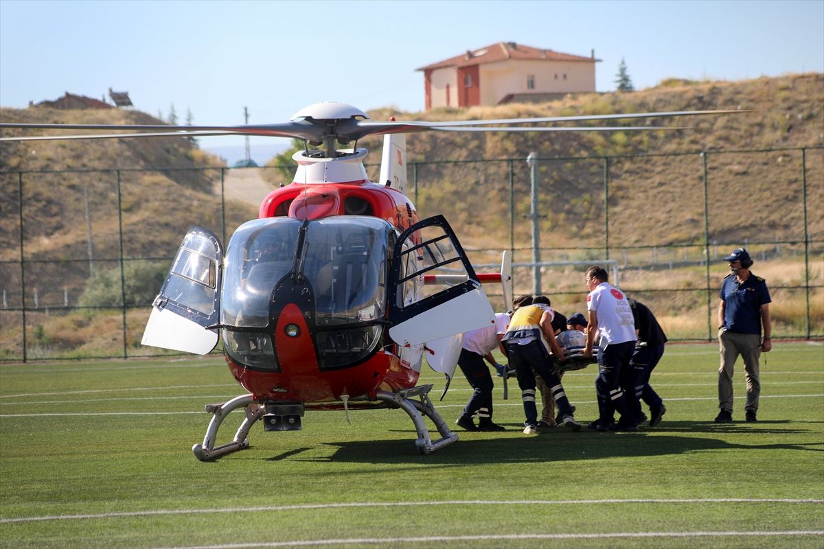 Malatya'da asidoz hastası ambulans helikopterle şehir merkezine naklediliyor.