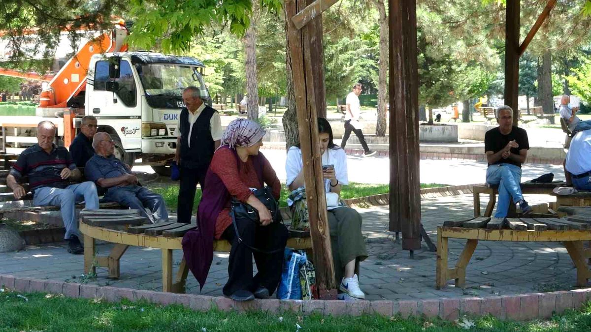 Malatya'da sıcak havada parklar doldu