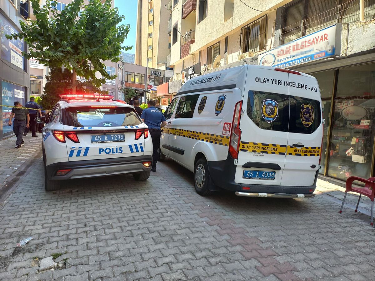 Manisa'da dördüncü kattan balkondan düşen kadın ağır yaralandı.