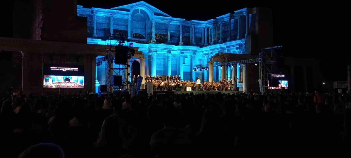 Sardes Antik Kenti'nde Carmina Burana konseri verildiği anı gösteren görsel.