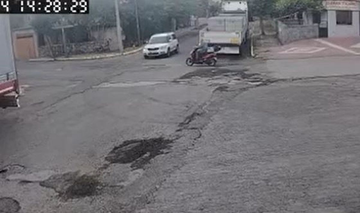Nevşehir'de otomobil ile motosikletin çarpıştığı kaza anı.