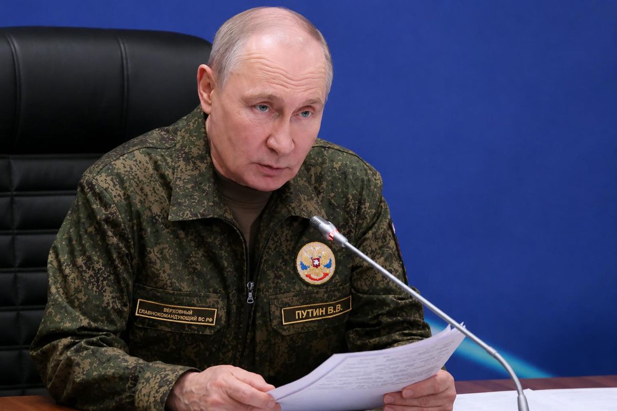 Rusya Devlet Başkanı Vladimir Putin askeri üniformasıyla açıklama yapıyor.