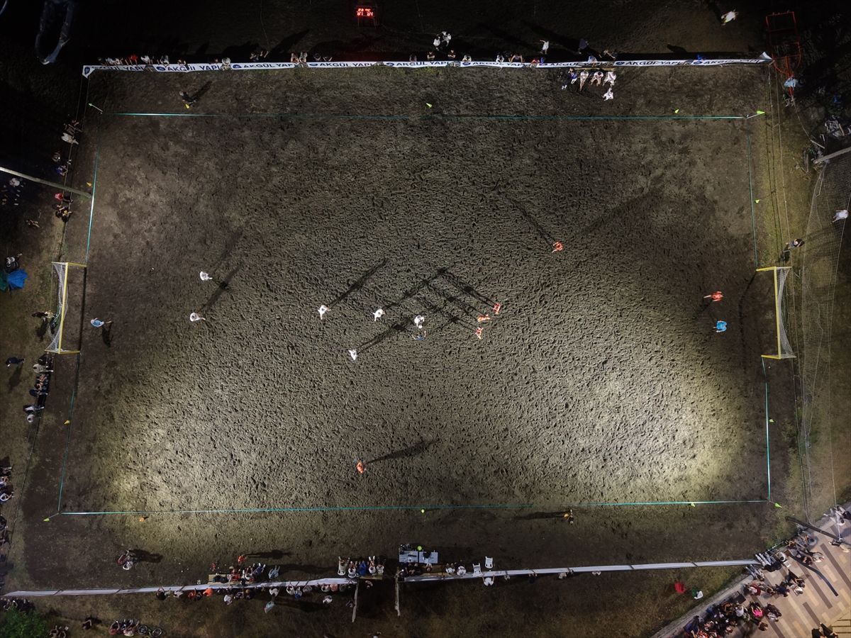 Ünye'de 35. Uluslararası Kültür, Sanat ve Turizm Festivali kapsamında Manyetik Kum Futbol Turnuvası'ndan bir görüntü.