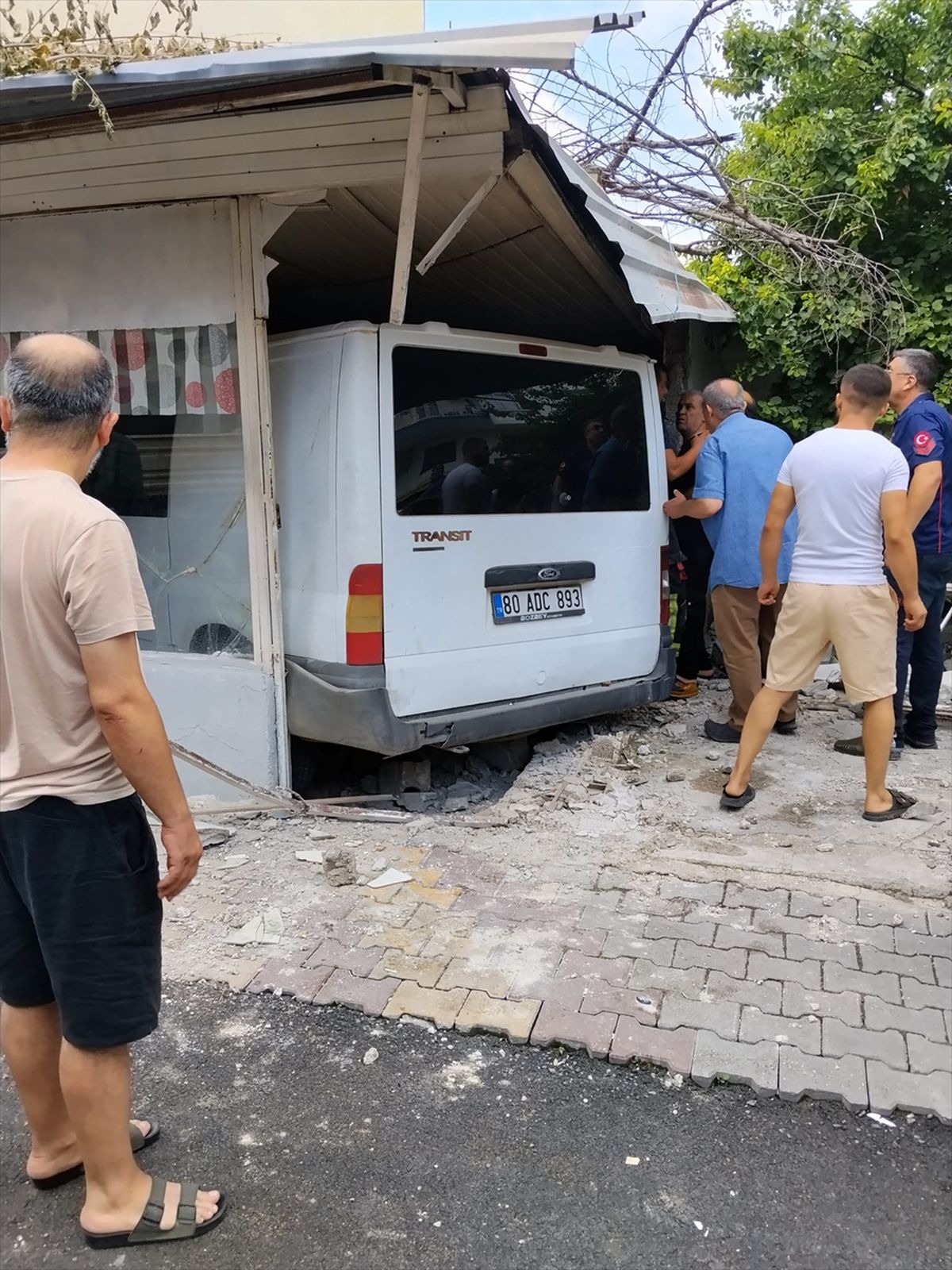 Osmaniye'de kazaya karışan minibüsün kıraathaneye girmesi sonucu 1 kişi öldü, 3 kişi yaralandı