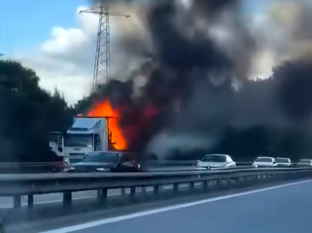 Otoyolda kargo kamyonu alev alev yandı