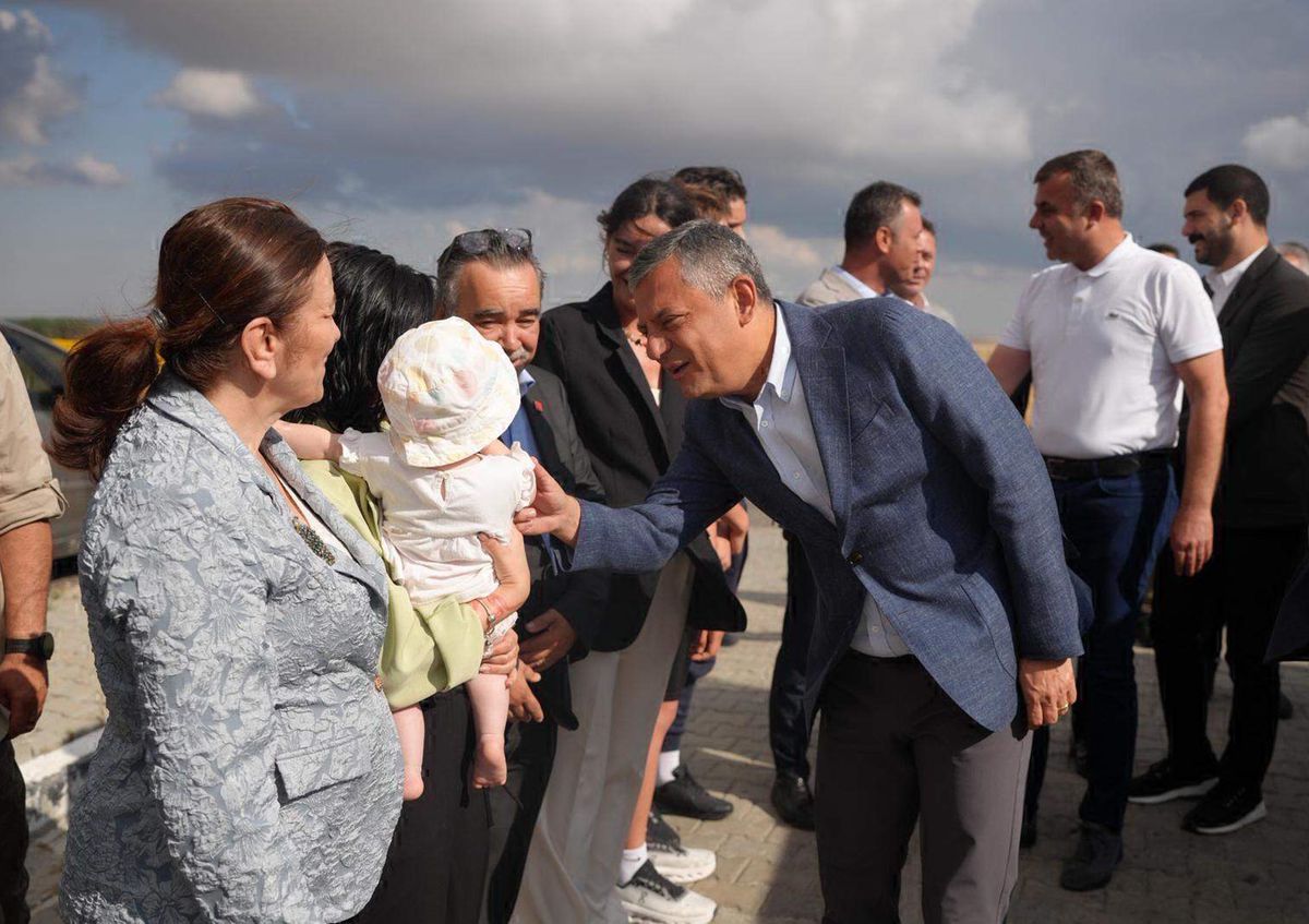 CHP Grup Başkanı Özgür Özel, Tekirdağ'daki bir cezaevinde tutuklu bulunan Deniz Göktaş'ı ziyaret ediyor.