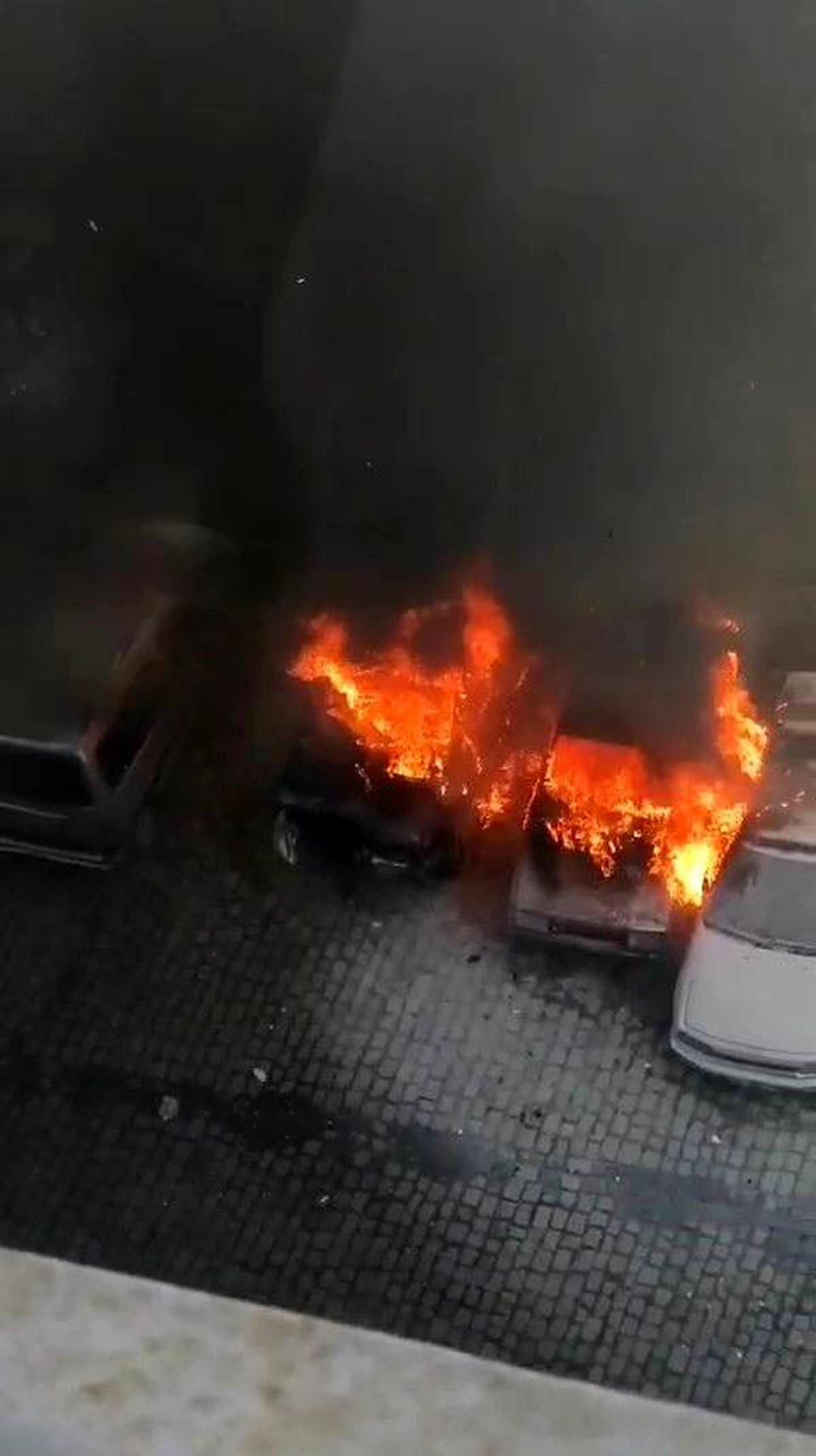Park halindeki otomobiller alev topuna döndü