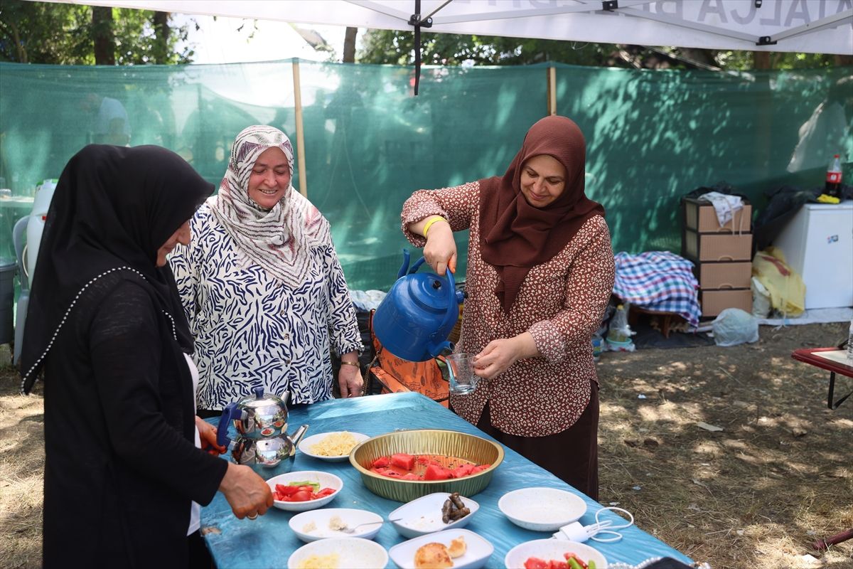 Pehlivan anneleri evlatlarını er meydanında da yalnız bırakmıyor