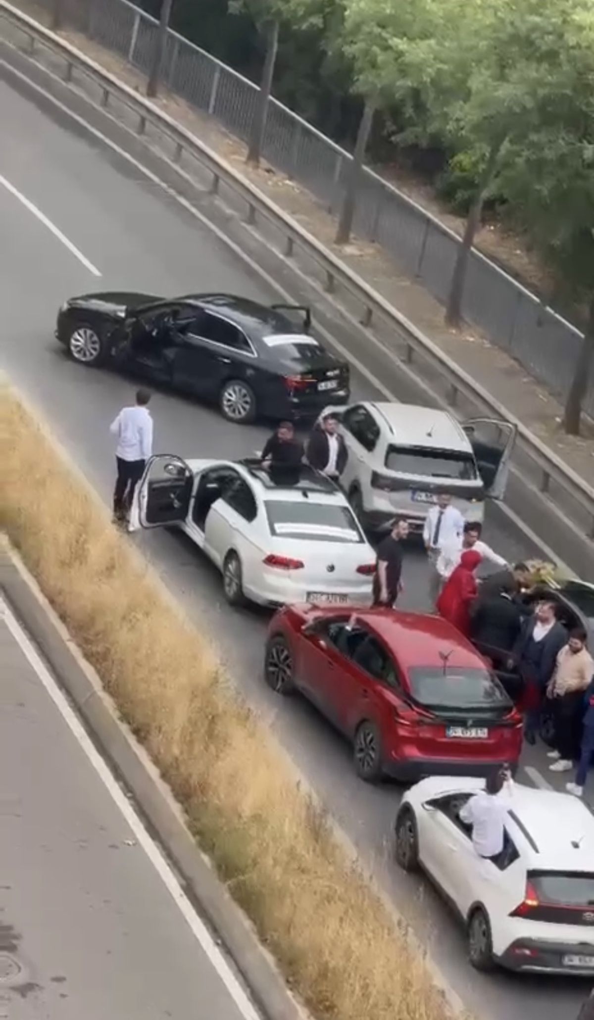 Pendik'te düğün konvoyuyla trafiği tehlikeye düşüren 6 sürücüye 289 bin lira ceza